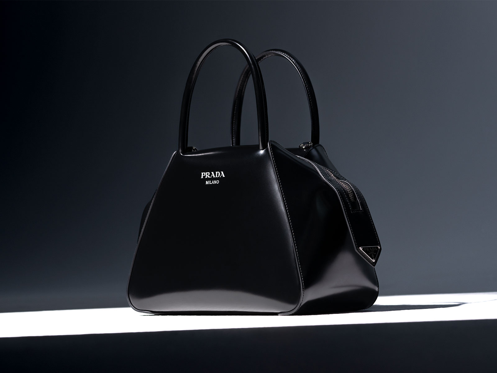 Черная маленькая сумочка Prada Supernova из матовой кожи — фото 1