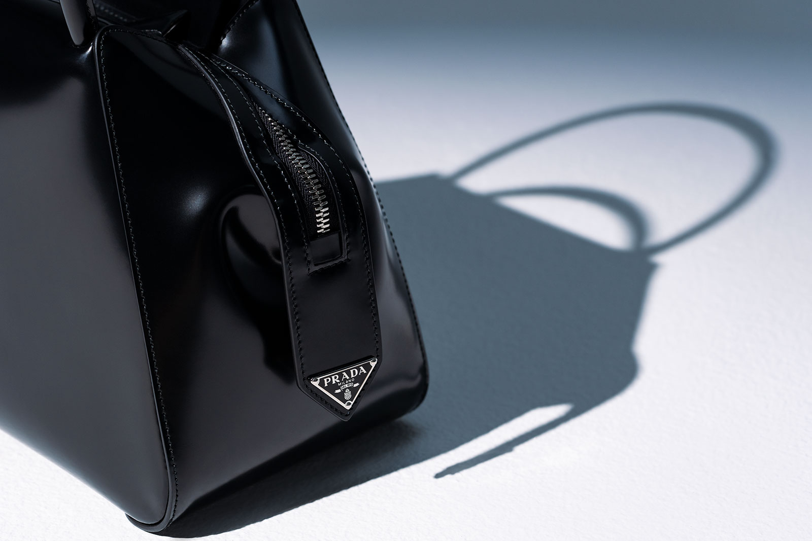 Черная маленькая сумочка Prada Supernova из матовой кожи — фото 2