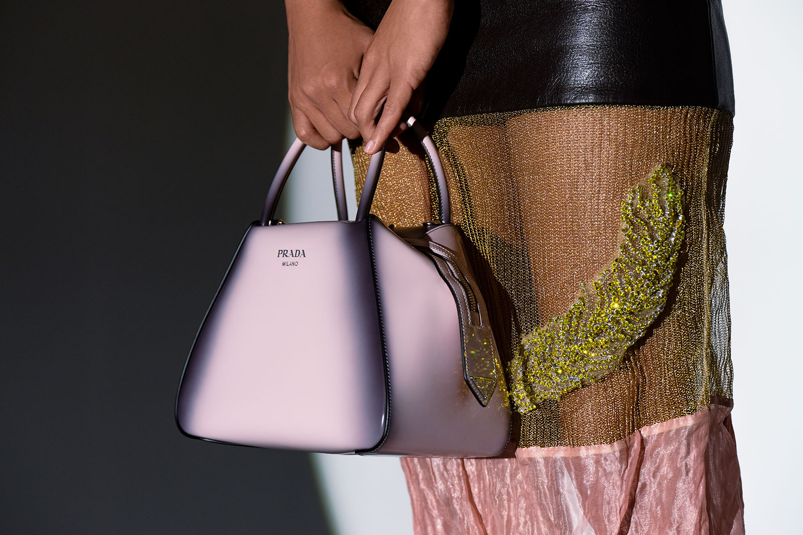 Маленькая сумочка Prada Supernova из матовой кожи цвета «алабастер» | Средняя юбка из вышитой сетки и кожи