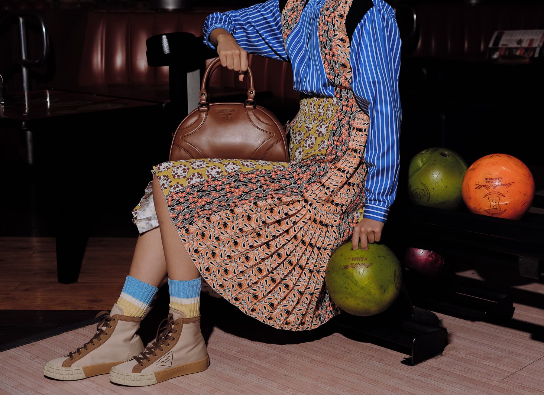 Сумка Prada Bowling из мягкой телячьей кожи цвета коньяка — фото 1