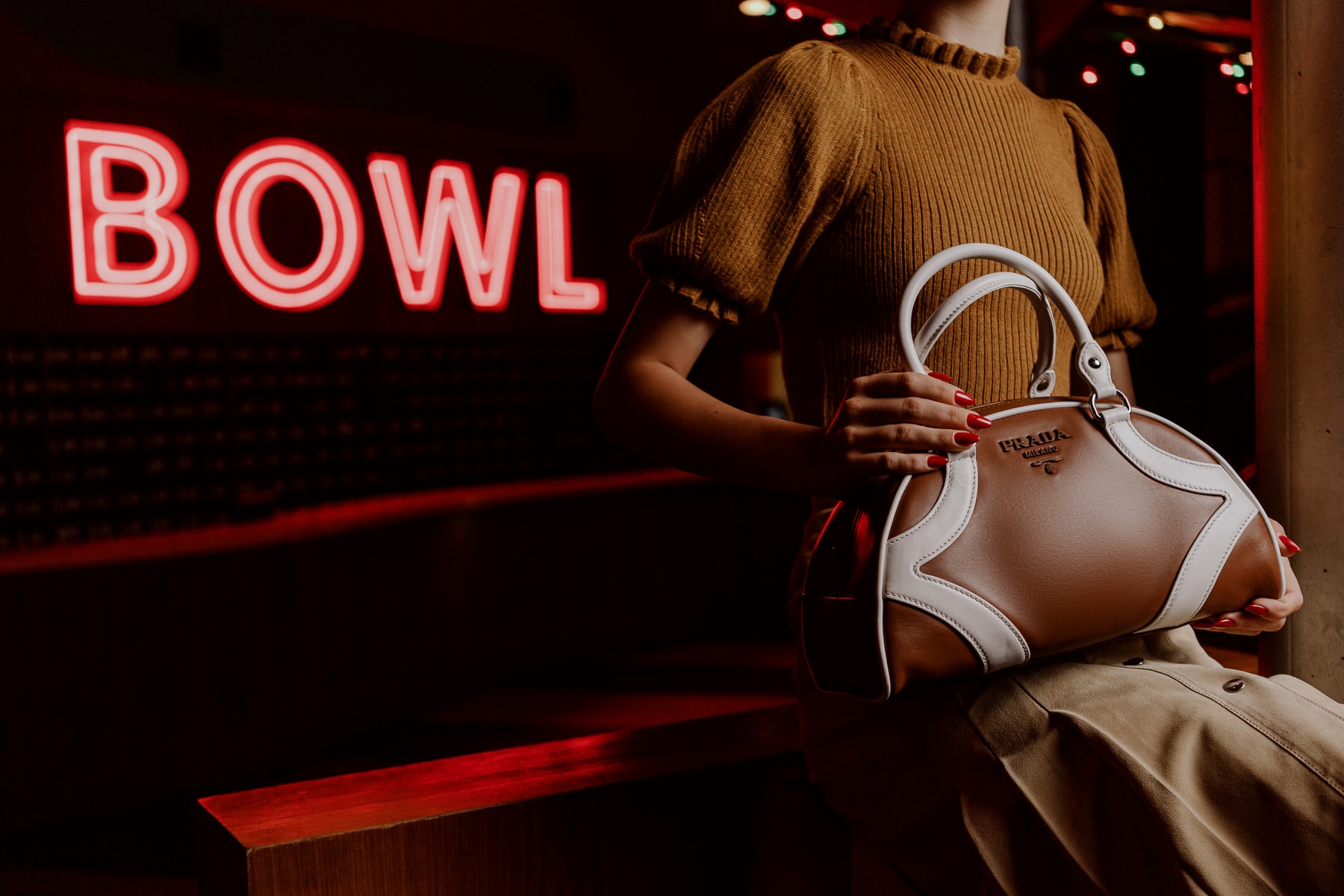 Сумка Prada Bowling из мягкой телячьей кожи цвета «коньяк» + «бианко»