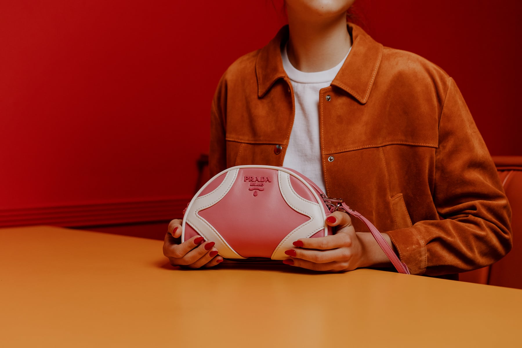 Сумка Prada Bowling через плечо из мягкой телячьей кожи в цветах «Бегония» и «Бьянко» — фото 2
