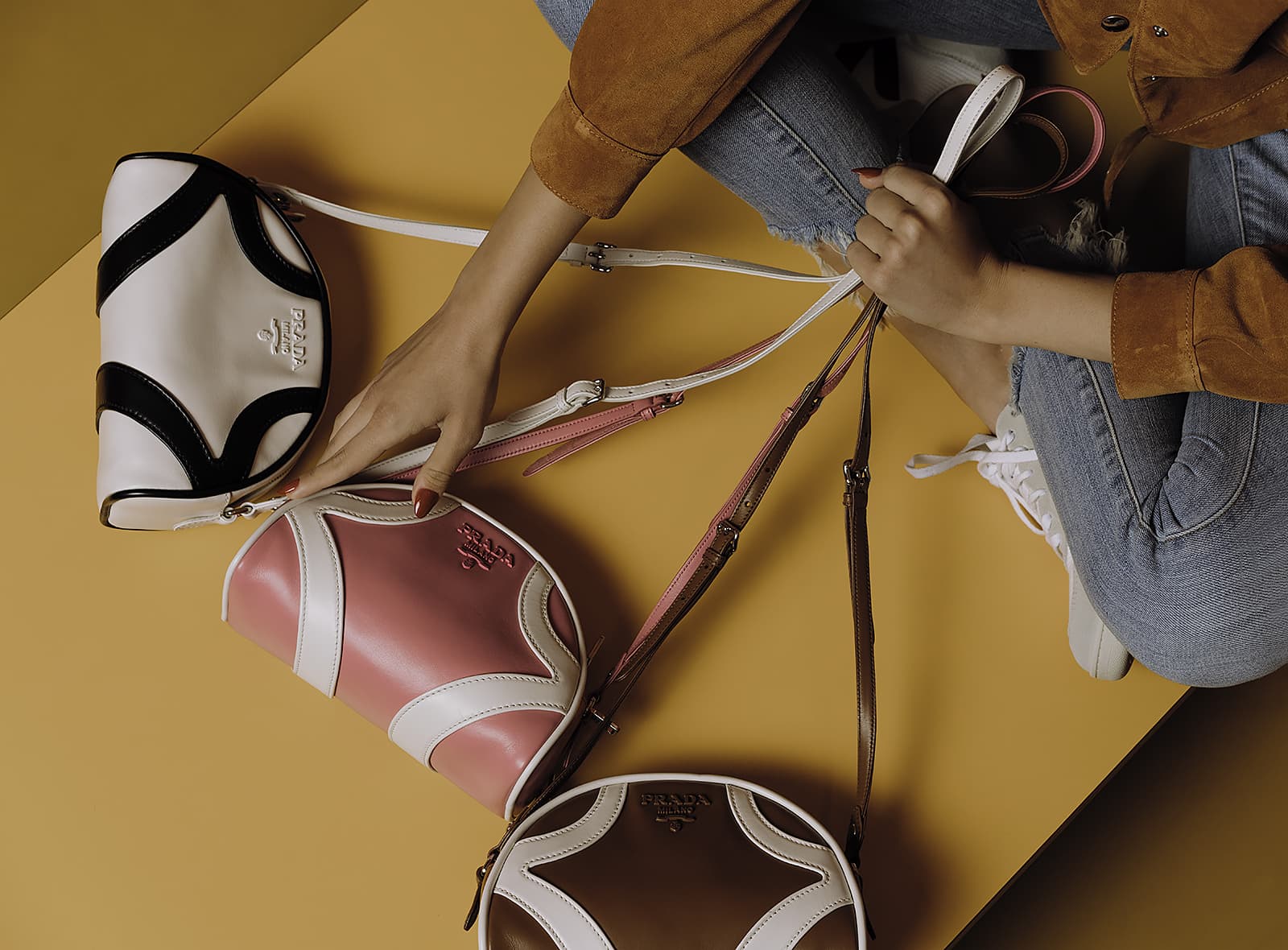 Сумка Prada Bowling через плечо из мягкой телячьей кожи в цветах «Nero + Bianco», «Begonia + Bianco» и «Cognac + Bianco»