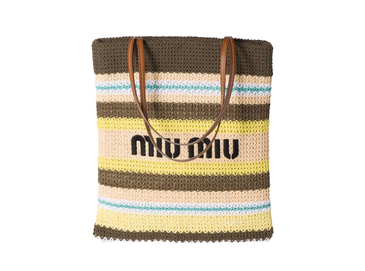 Плетеная сумка-тоут Miu Miu с эффектом рафии, 1 620 долларов