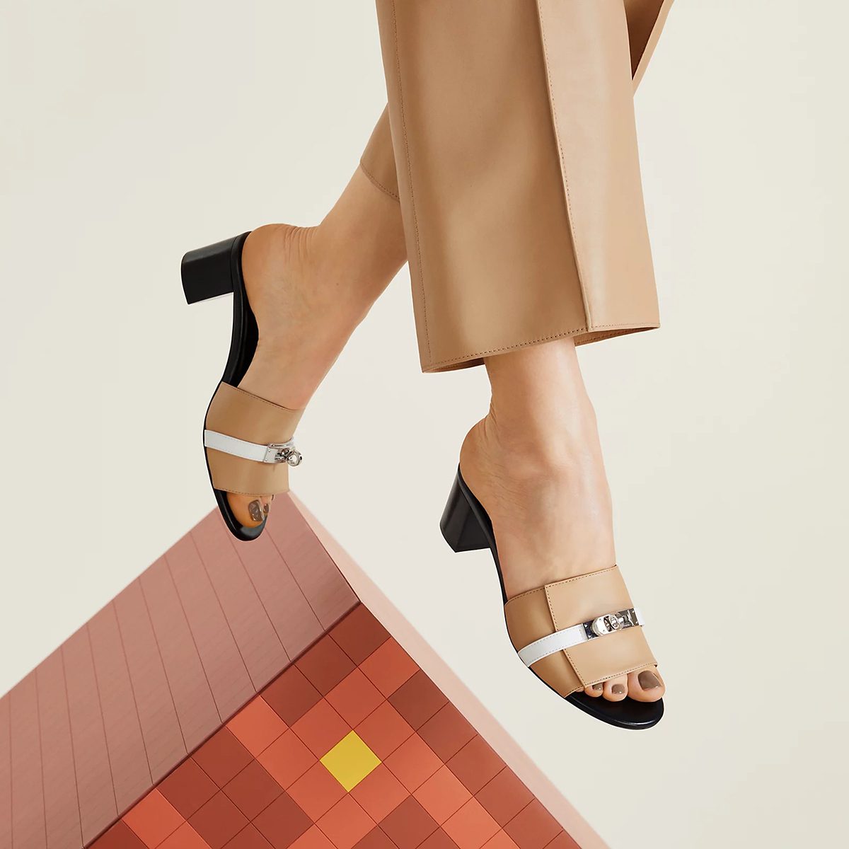 Сандалии Gigi 50 из телячьей кожи цвета Beige Albinos и Blanc. Фото