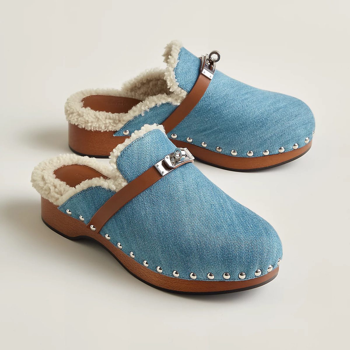 Модель Carlotta Mule из джинсовой ткани цвета Bleu Clair и натуральной телячьей кожи с шерстяной подкладкой. Фото