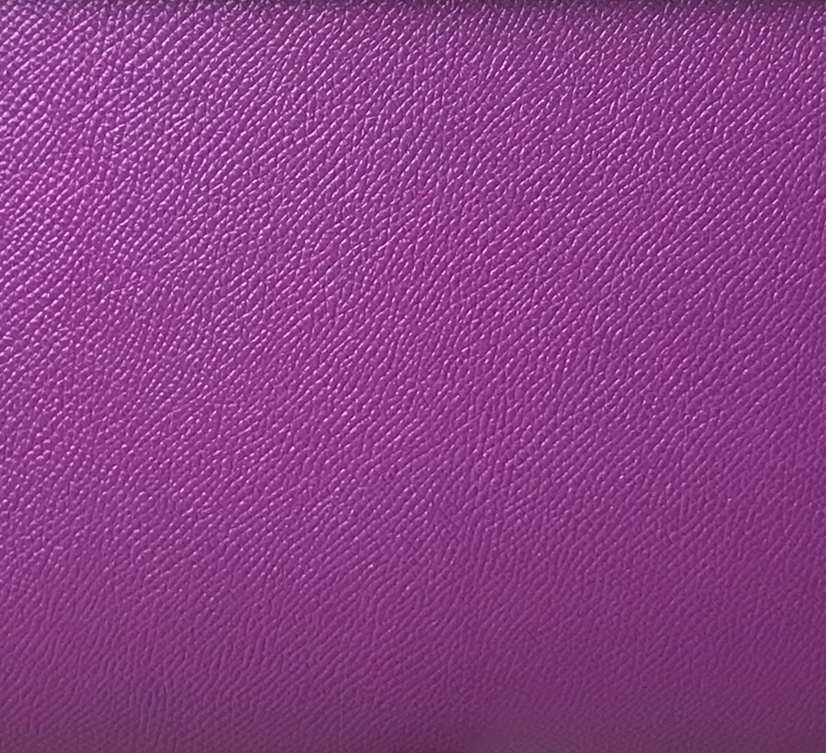 Epsom в цвете Anemone; с тисненым мелким узором, имеющим легкий блеск и, по мнению некоторых, «пластиковую» текстуру, матери…