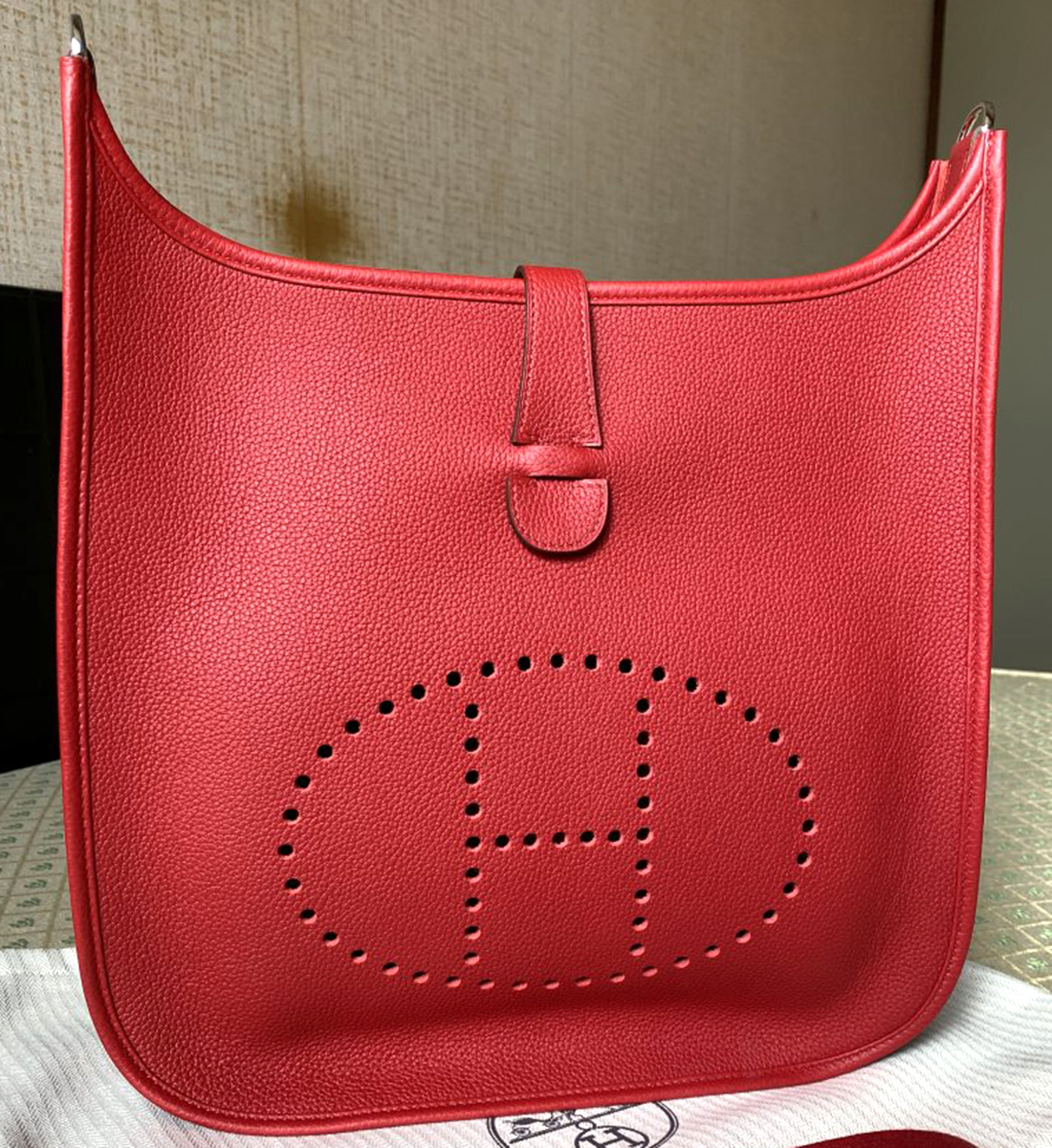 Модель Maurice Leather (здесь в цвете Rouge Piment) внешне похожа на модель Clemence, но имеет более чёткую форму. Фото
