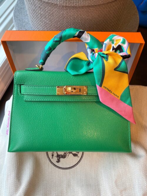 Mini Kelly II из кожи Bamboo Chevre GHW с шарфом Graff Hermès Twilly. Авторские права на фотографию принадлежат The Notoriou…