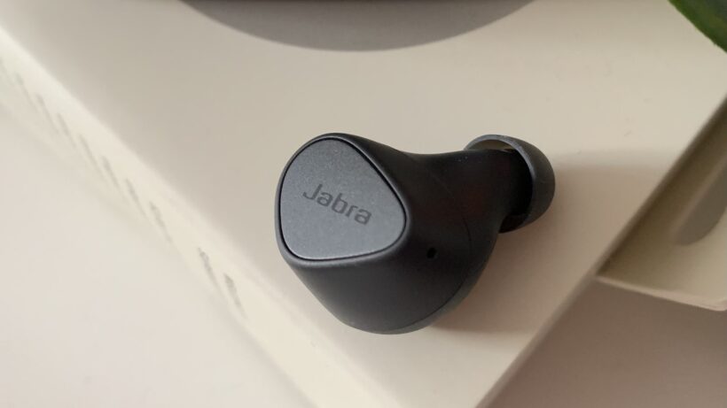 Jabra Elite 3: крупный план