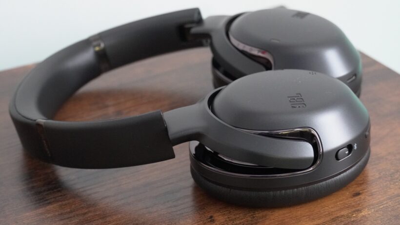 JBL Tour One M2, лежащий на столе
