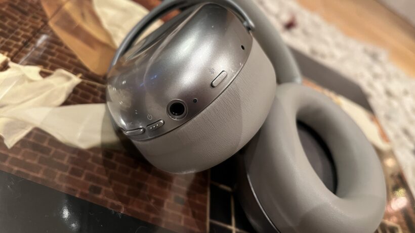 Кнопки и разъёмы KEF Mu7 на одном наушнике