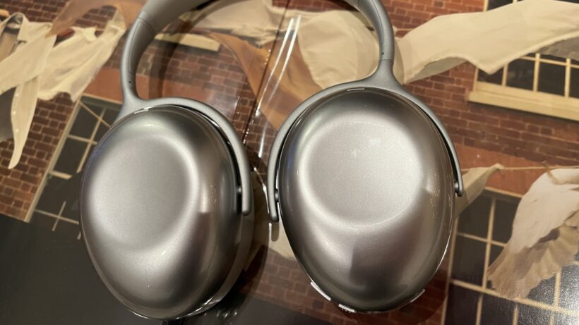 KEF Mu7, лежащий на столе
