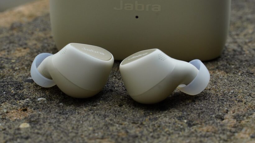Форма наушников Jabra Elite 5