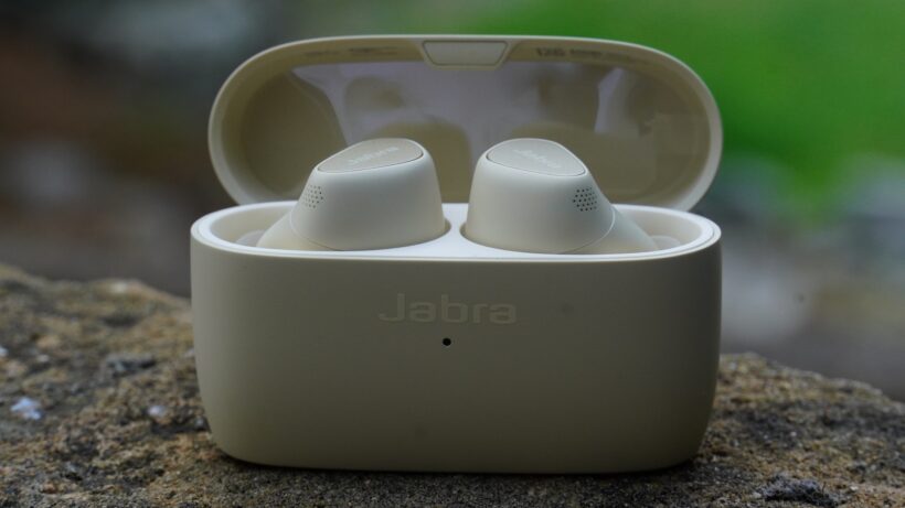 Jabra Elite 5 с открытым чехлом