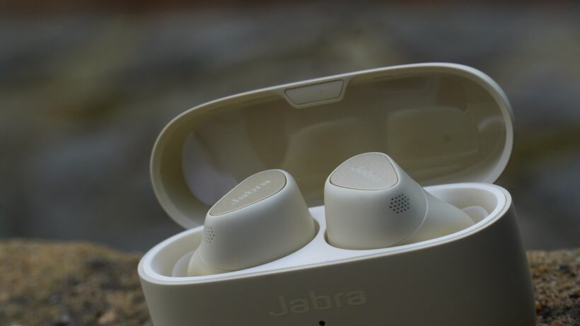 Jabra Elite 5 под углом
