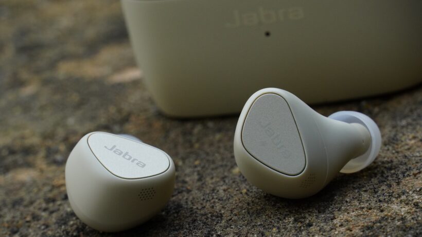 Наушники Jabra Elite 5 рядом с чехлом