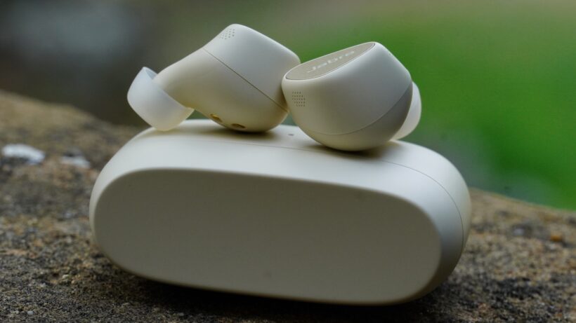 Jabra Elite 5 на крышке чехла
