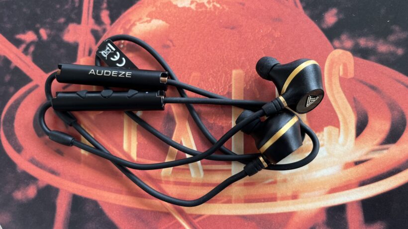 Audeze Euclid с проводными кабелями