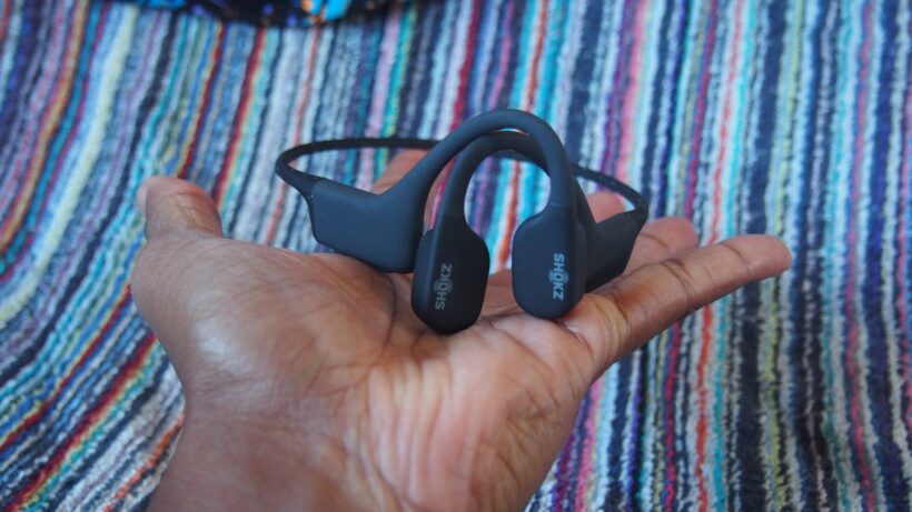 Shokz OpenSwim в руках обозревателя