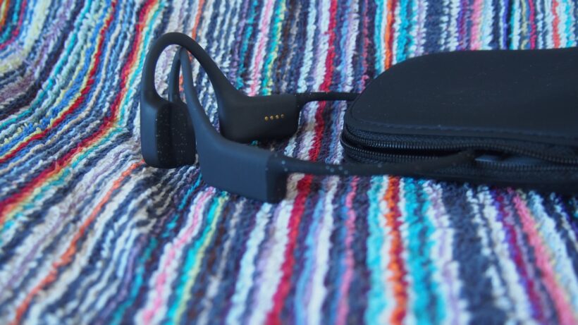 Shokz OpenSwim рядом с чехлом