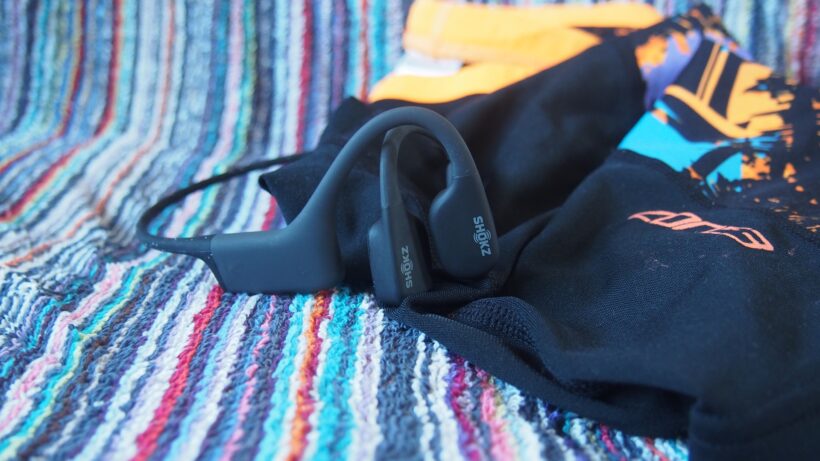 Shokz OpenSwim рядом со спортивным прыгуном