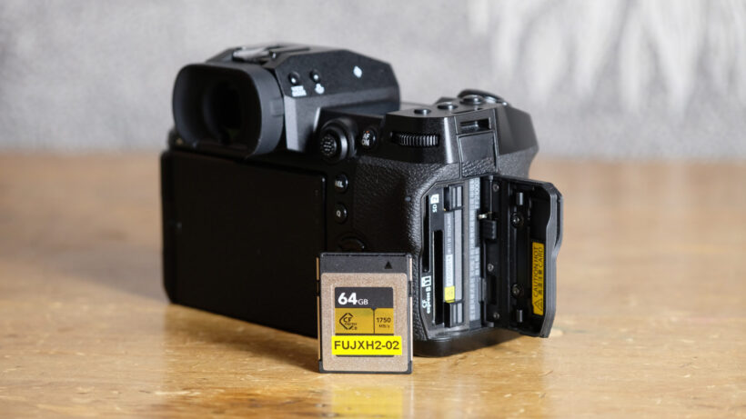 Слоты для карт памяти в камере Fujifilm X-H2