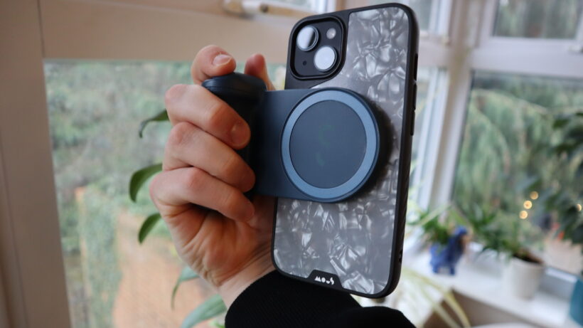 При съемке устройство ShiftCam SnapGrip можно использовать в вертикальном положении