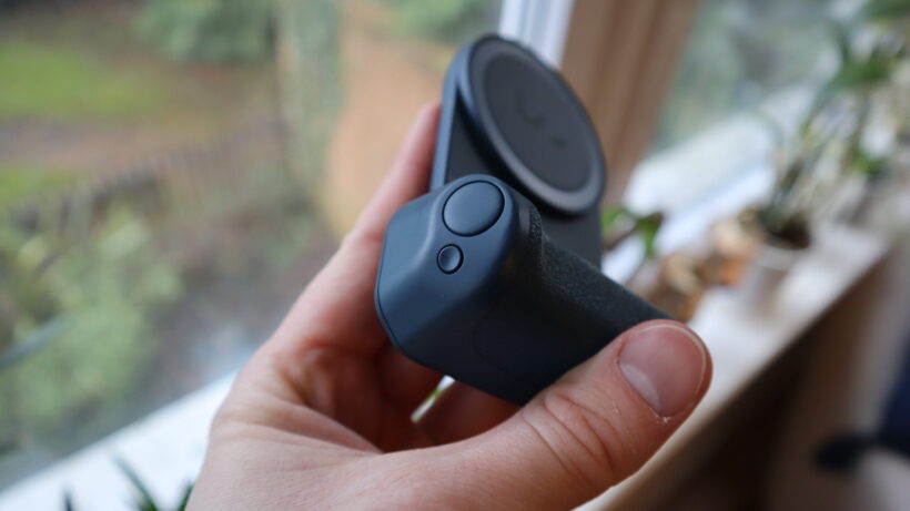 На ShfitCam SnapGrip имеются две кнопки: физическая кнопка спуска затвора и кнопка зарядного устройства MagSafe