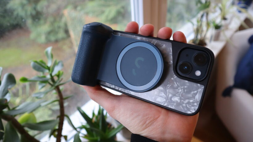Устройство ShiftCam SnapGrip, установленное на iPhone 14