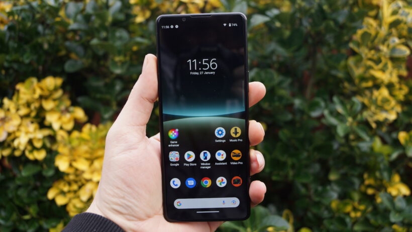 Экран Xperia 5 IV. Смартфон Sony Xperia 5 IV в руке с включенным экраном.