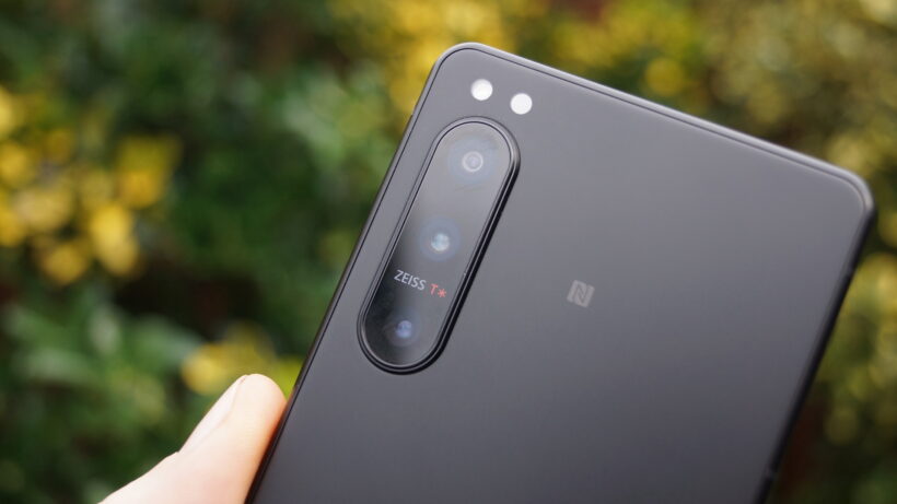Камера на задней панели Xperia 5 IV. Крупный план камеры Sony Xperia 5 IV с объективами ZEISS.
