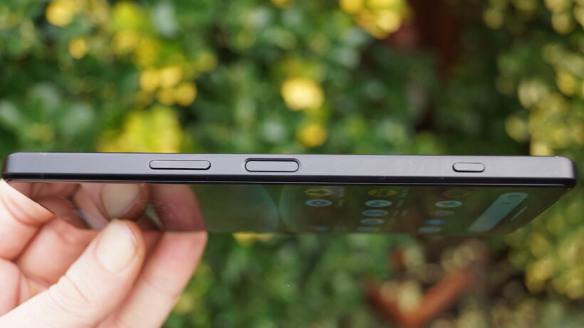 Боковая часть Xperia 5 IV. Вид смартфона Sony Xperia 5 IV сбоку, на котором видны кнопки