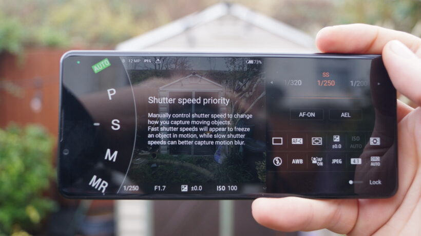 Настройки камеры на Xperia 5 IV. Sony Xperia 5 IV в руке с открытым интерфейсом камеры.
