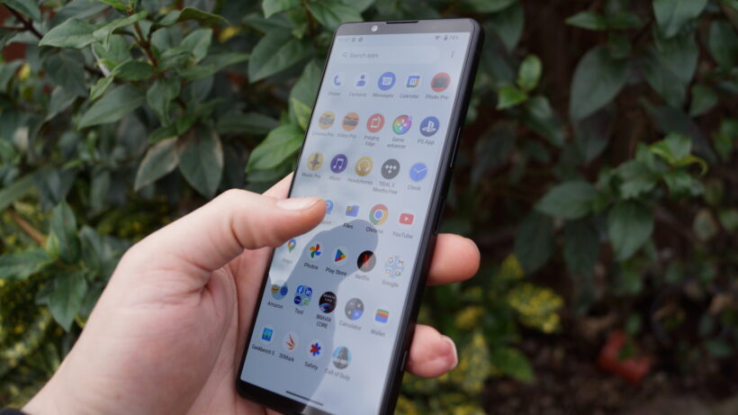 Программное обеспечение на Xperia 5 IV. На снимке — Sony Xperia 5 IV в руке с открытым экраном, на котором отображаются прил…