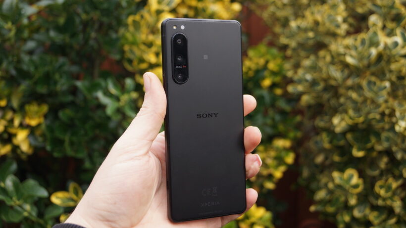 Задняя панель Sony Xperia 5 IV. Смартфон Sony Xperia 5 IV с тройной камерой в руке.