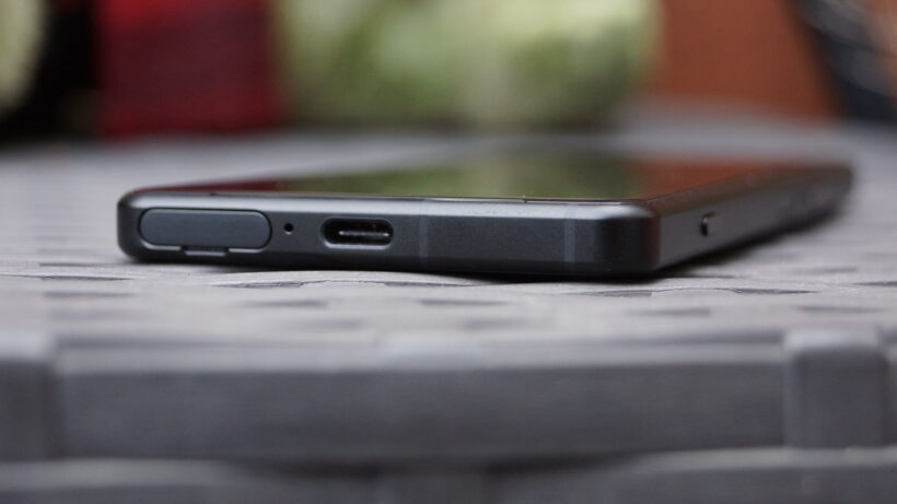 Порт USB-C на нижней панели Xperia 5 IV. Крупный план смартфона Sony Xperia 5 IV на текстурированной поверхности.