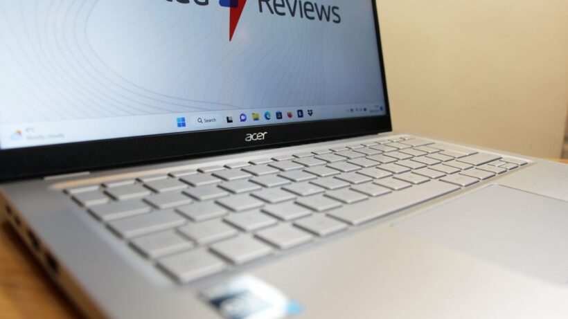 Логотип Acer Swift 3 на нижней рамке
