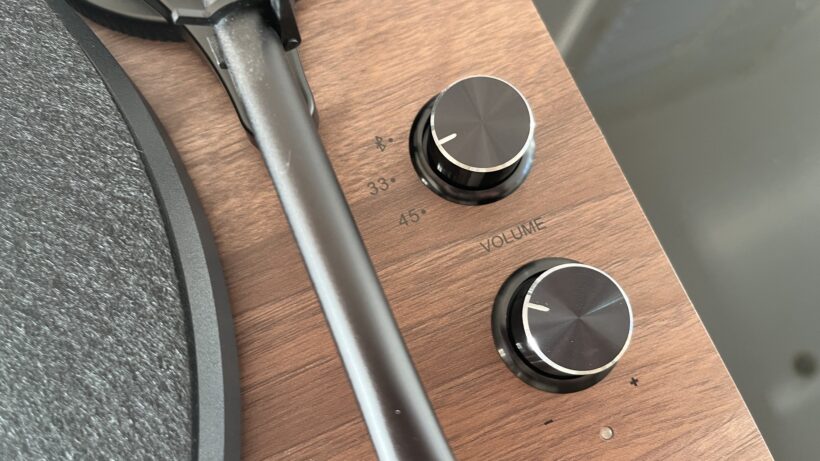 Регуляторы скорости и громкости на Crosley C62