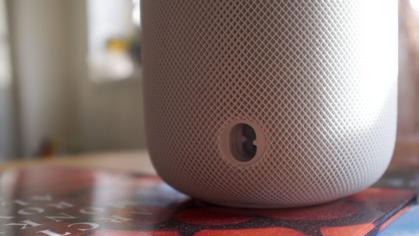 Задняя часть Apple HomePod 2 с разъемом для подключения к источнику питания