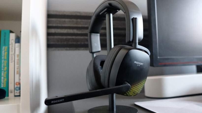 Roccat Syn Max Air на подставке для гарнитуры
