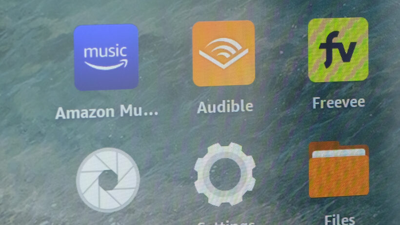 Планшет Amazon Fire HD 8 Plus с отображением значков приложений на экране.