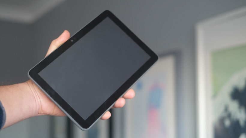 Рука, держащая планшет Amazon Fire HD 8 Plus.
