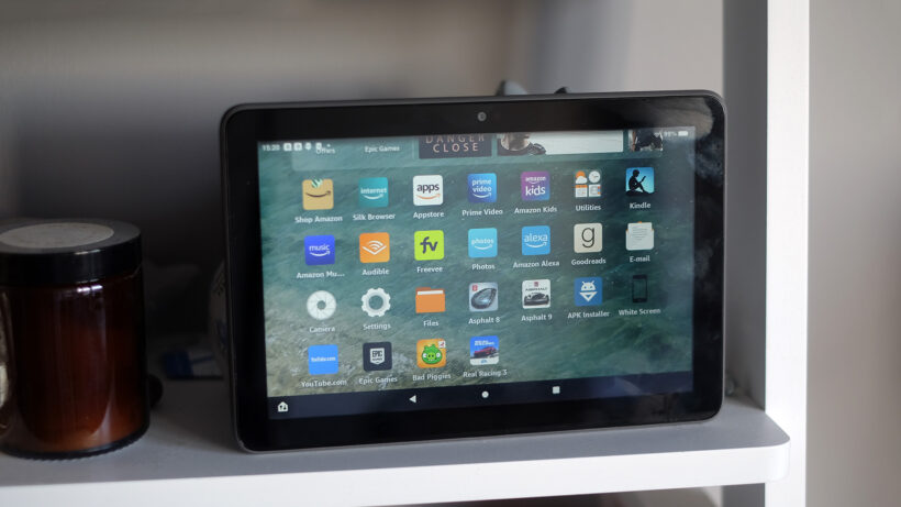 Планшет Amazon Fire HD 8 Plus на полке с демонстрацией приложений. — фото 1