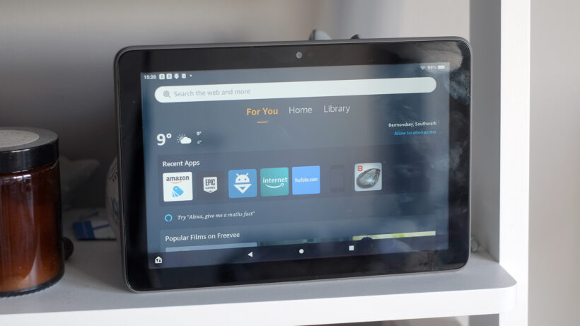 Планшет Amazon Fire HD 8 Plus на полке с демонстрацией приложений. — фото 2