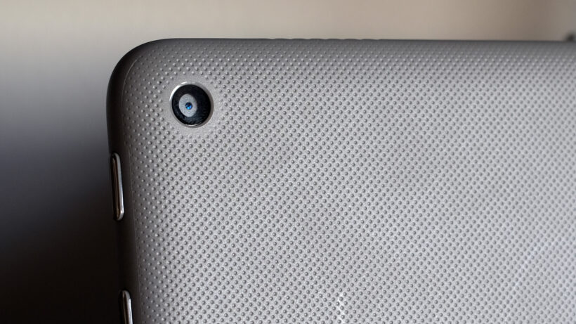 Крупный план задней камеры планшета Amazon Fire HD 8 Plus.
