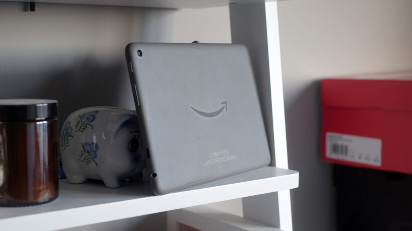 Планшет Amazon Fire HD 8 Plus на белой полке.