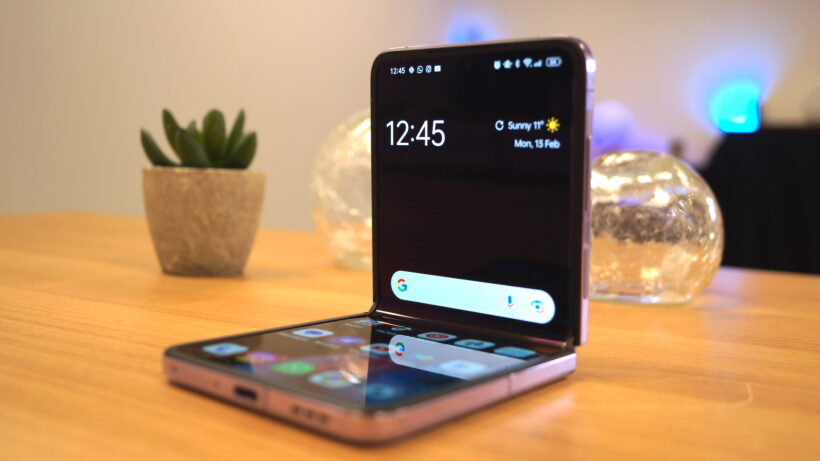 Oppo Find N2 Flip в разложенном состоянии