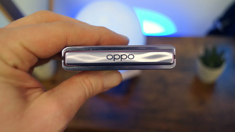 Крупный план логотипа Oppo на шарнире смартфона.