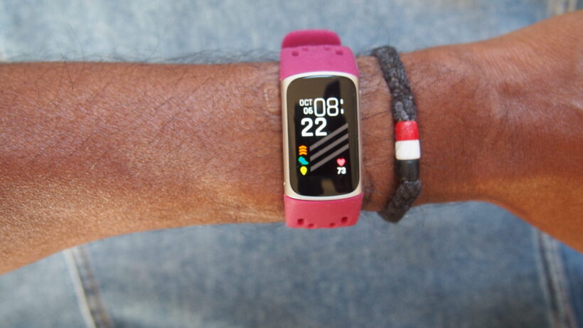 Fitbit Charge 5 на запястье